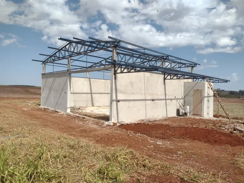 Estrutura metálica de galpão em fase de montagem