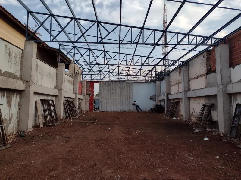 Estrutura metálica de grande vão em fase de montagem