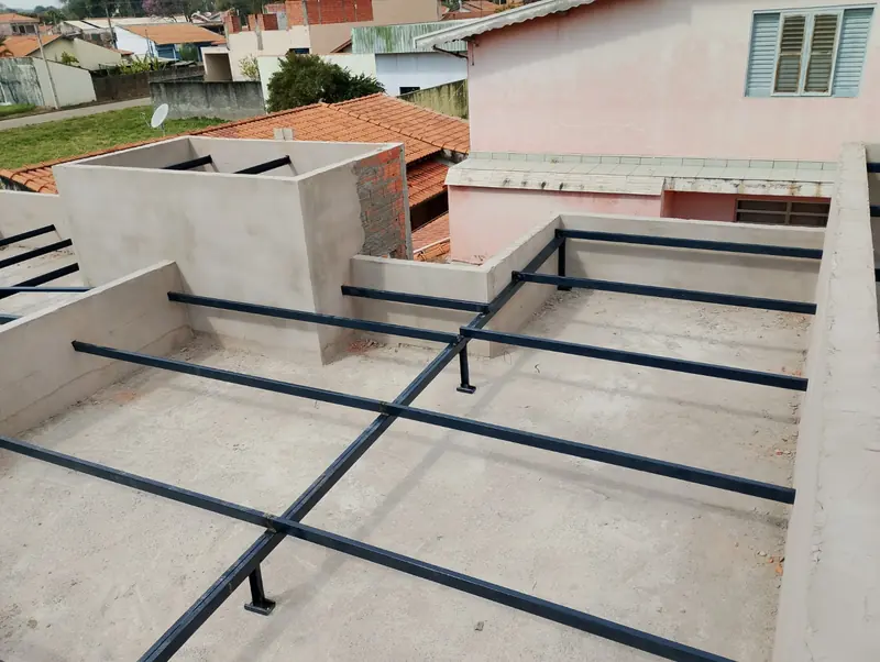 Estrutura metálica residencial instalada sobre laje
