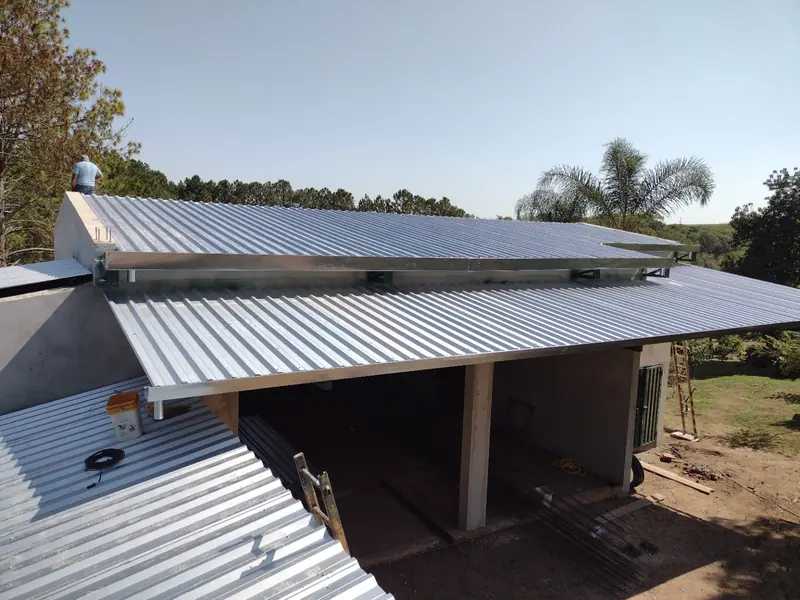 Cobertura metálica de grande área instalada em imóvel rural