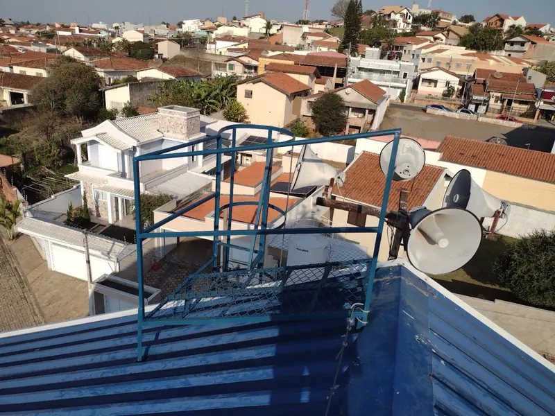 Plataforma e guarda-corpo metálico para acesso técnico em cobertura