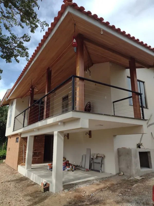 Guarda-corpo metálico instalado em varanda residencial
