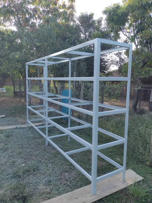 Estrutura metálica modular para suporte e armazenamento