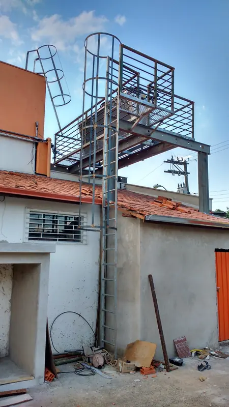 Plataforma metálica elevada com escada de acesso técnico