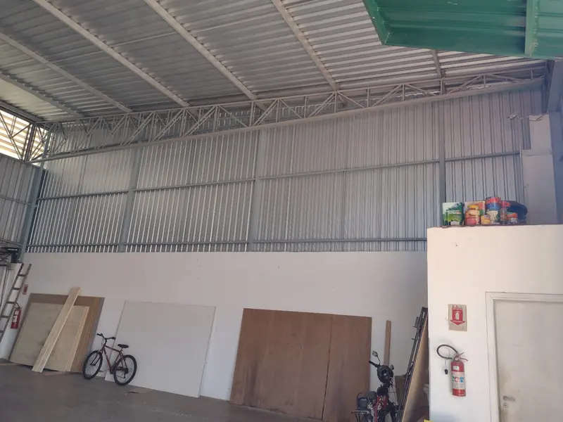 Estrutura interna e fechamento metálico em galpão industrial