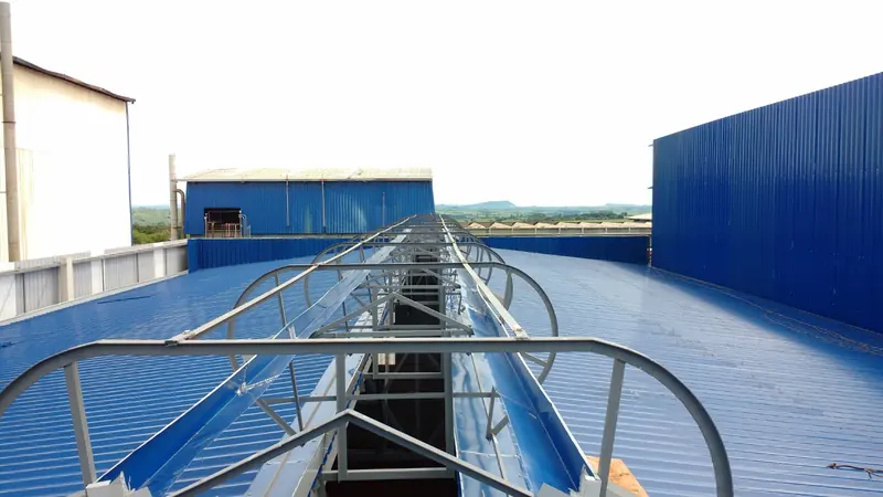 Estrutura de lanternim e ventilação em cobertura industrial