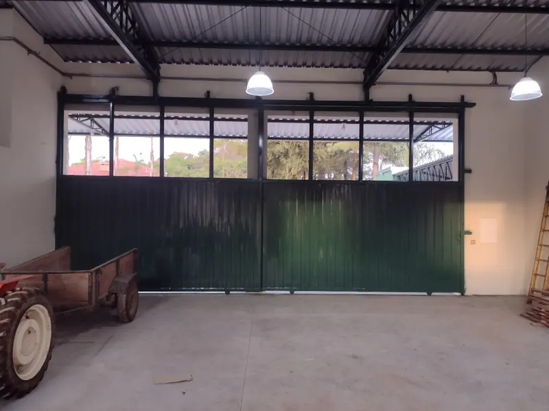 Portão industrial metálico de correr para grande vão