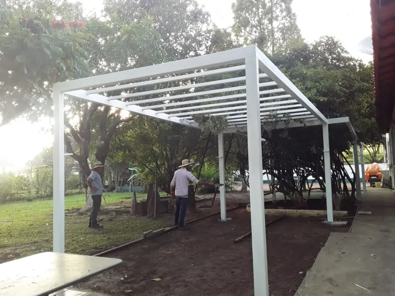 Estrutura metálica branca para cobertura de área externa