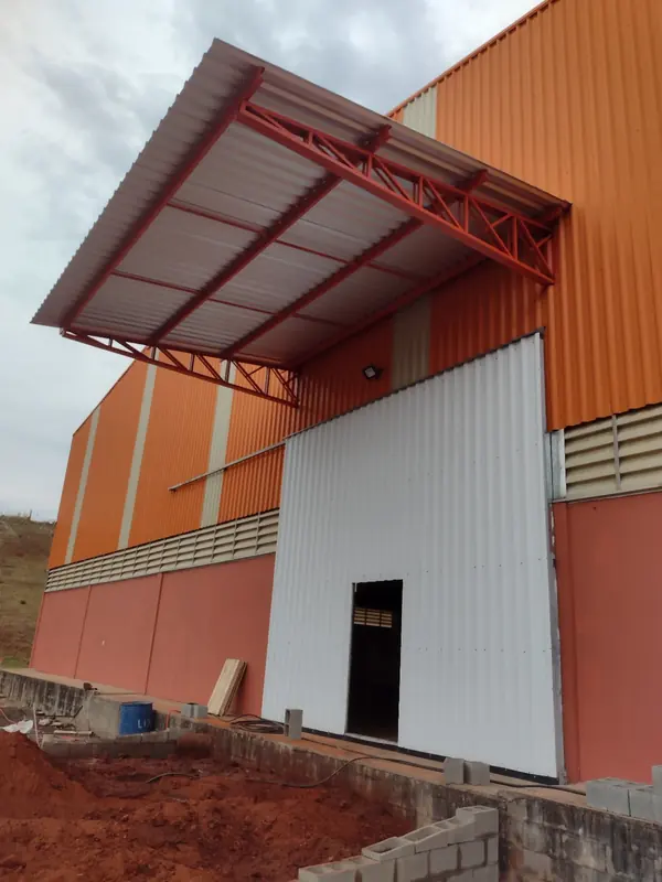 Cobertura metálica industrial em balanço na entrada de galpão