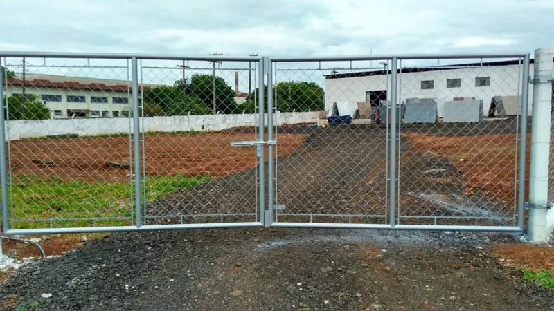 Portão metálico com tela para fechamento de terreno