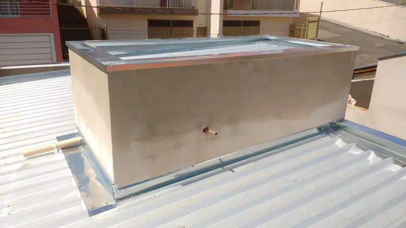 Rufos metálicos e acabamento de cobertura residencial
