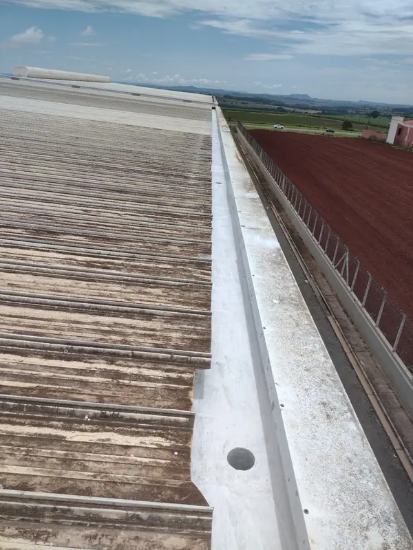 Manutenção e impermeabilização de calha em cobertura industrial