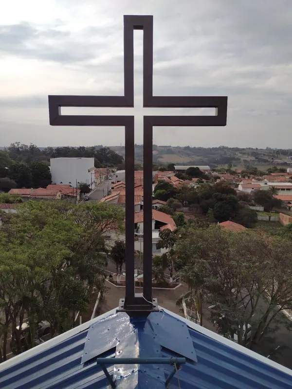 Estrutura metálica especial em formato de cruz