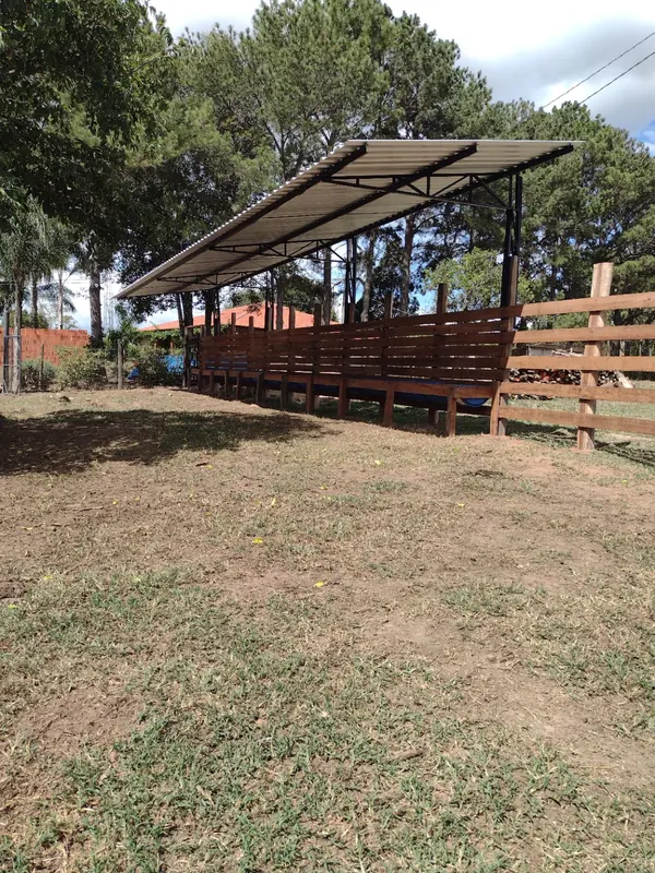 Cobertura metálica instalada em estrutura rural
